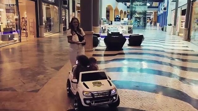 Filhos de Carolina Deslandes fazem sucesso em passeio de carro