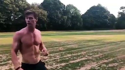 Chris Hemsworth deixa fãs a suspirar com vídeo inspirador (sem camisola)