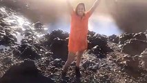 Vídeo: Rita Pereira apanha susto com onda durante férias nos Açores