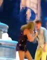 Taylor Swift cai durante concerto devido a rasteira de um dançarino
