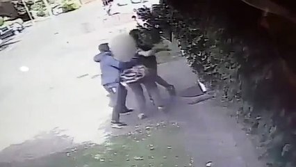 Veja o momento em que mulher afugenta ladrões com mala de mão