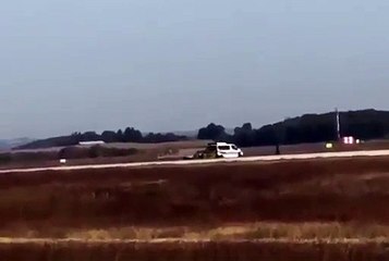 Homem provoca o caos ao entrar com o carro em pista de aeroporto de Lyon