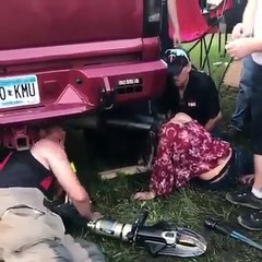 Rapariga com cabeça presa no tubo de escape de um camião