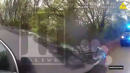 Polícias jogam "cara ou coroa" para decidir se prendem ou não mulher