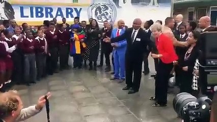 Primeira-ministra britânica dança na África do Sul e Internet não perdoa