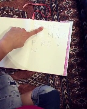 Daniela Ruah mostra truque para ajudar a filha com as palavras