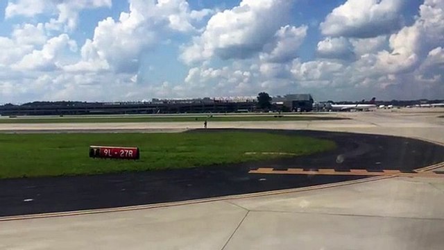 Homem corre pela pista e tenta apanhar avião apenas em roupa interior