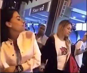 Casal ia de ferias românticas até que... apareceu a mulher dele