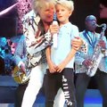 Rod Stewart leva filho ao palco e adolescente mostra dotes de dança