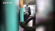Mulher tenta abrir portas de autocarro para perseguir namorado após discussão