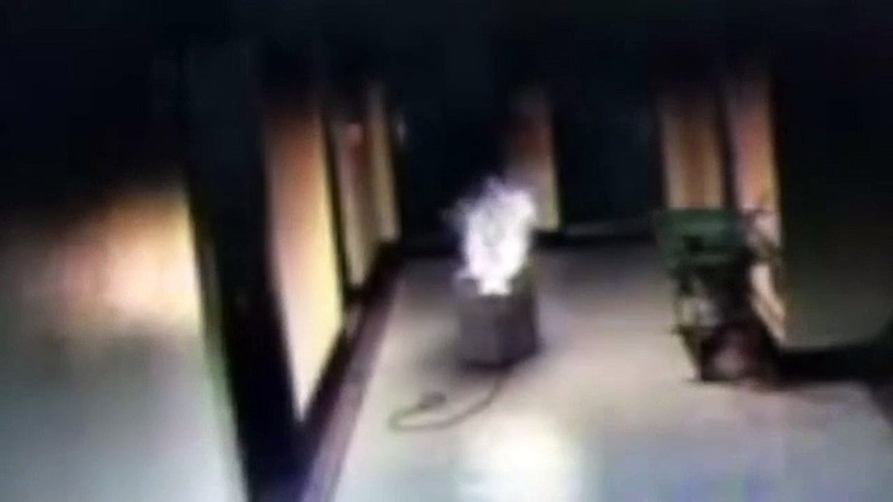 Homem é visto a retirar aquecedor em chamas de casa antes de morrer