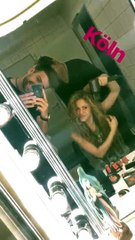 Piqué diverte-se pelos bastidores de concerto de Shakira