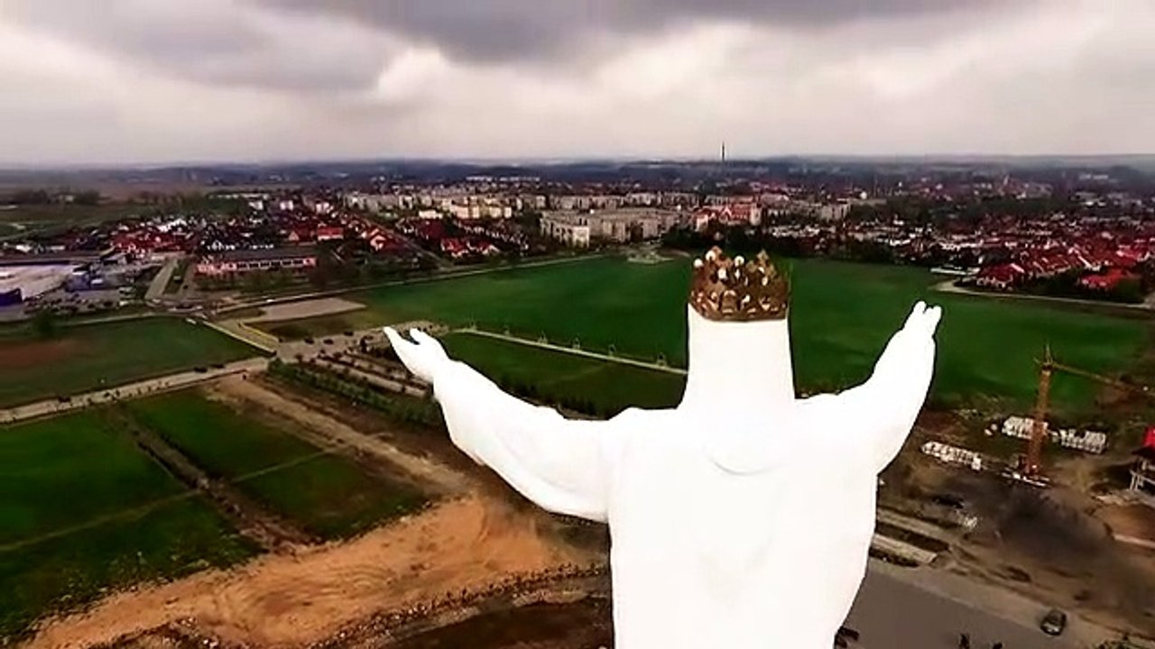Cristo mais alto do mundo tem antenas na cabeça...