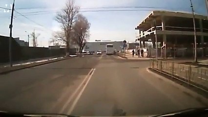 Mulher atira-se para cima de carro em andamento para simular atropelamento