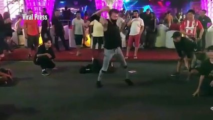 Interrompe demonstração de breakdance e rouba as atenções