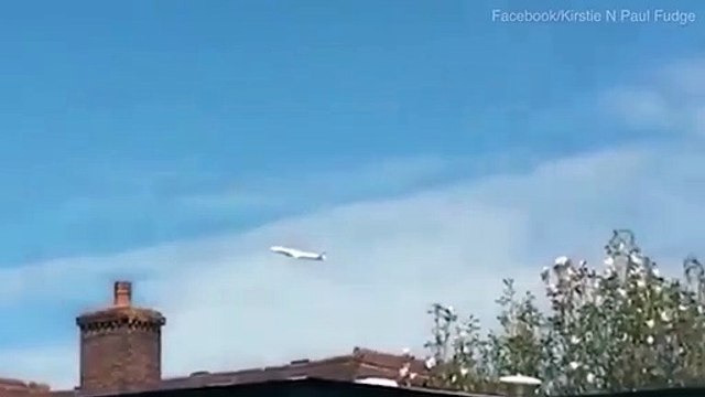 Avião voou tão baixo que habitantes pensaram que se ia despenhar