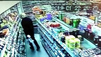 Homem defende-se com tudo o que pode para evitar assalto