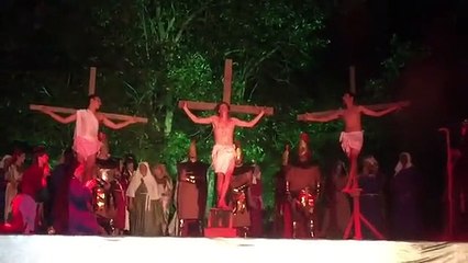 Invade peça de teatro para salvar Cristo da cruz