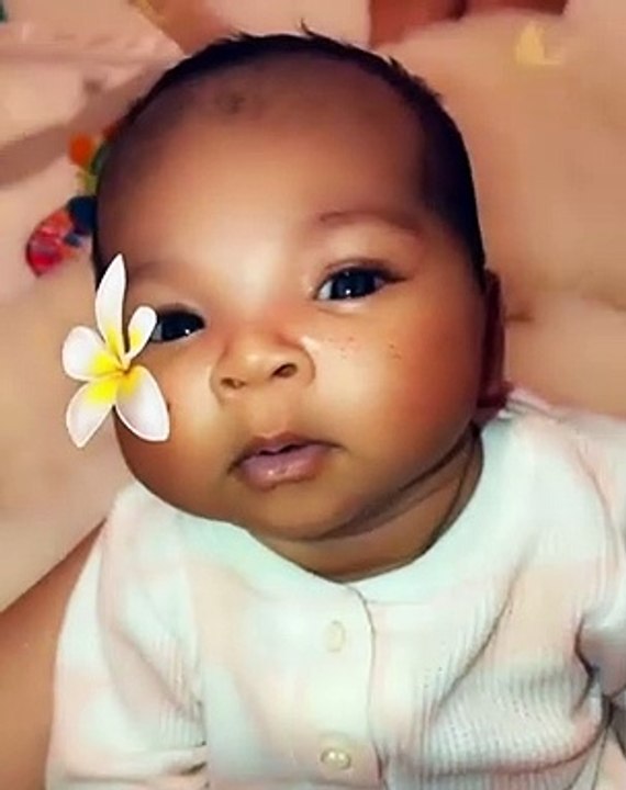 Khloé Kardashian mostra o rosto da filha pela primeira vez
