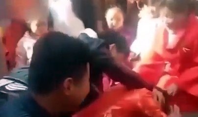 Noiva bate a convidado que a queria obrigar a ajoelhar perante sogros
