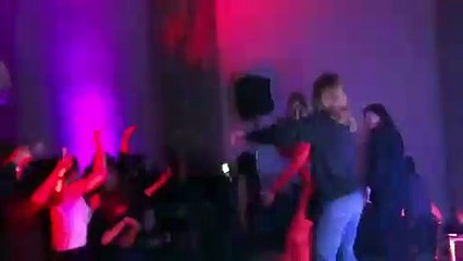 Vídeo: Carlos Costa para concerto após ser atingido por um copo em palco