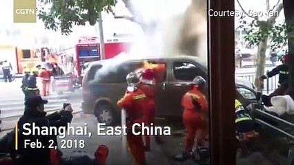 Carrinha abalroa várias pessoas em Xangai e incendeia-se