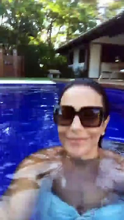 Ivete Sangalo diverte-se na piscina e exibe (grande) barriga de grávida