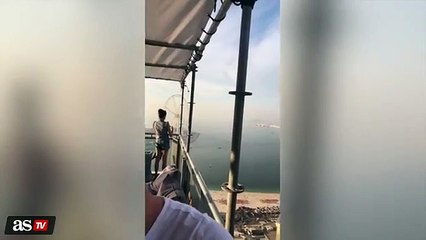 Zidane atira-se de um arranha-céus