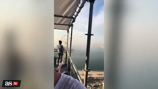 Zidane atira-se de um arranha-céus