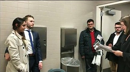 Um casamento na casa de banho de fazer faltar o ar