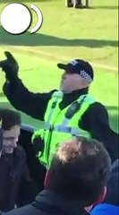 Cânticos de um polícia durante o encontro