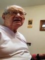 A caricata reação de um homem ao descobrir que tem 98 anos
