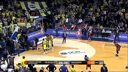 Basquetebolista do Fenerbahçe sofre queda arrepiante
