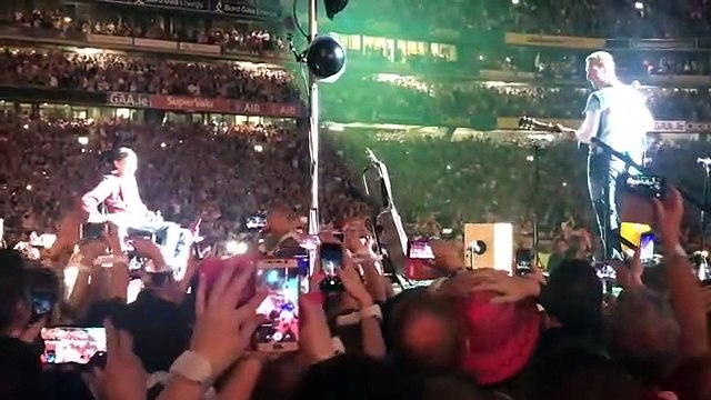 Multidão ajudou fã dos Coldplay em cadeira de rodas a chegar ao palco