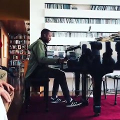 Filho de Madonna canta (e encanta) ao piano