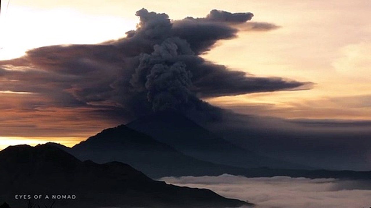 Timelapse da erupção do vulcão de Mount Agung