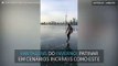 Jovem faz patinação no gelo no porto congelado de Toronto