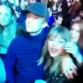 Apaixonada, Taylor Swift assiste a concerto ao lado do namorado