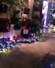 Khloé Kardashian mostra a barriga de grávida com look de Natal arrasador