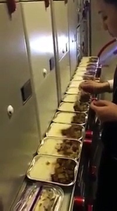 Assistente de bordo suspensa depois de comer restos de passageiro
