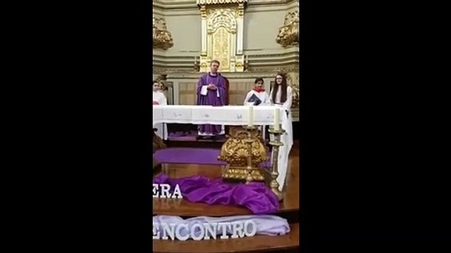 Coro, padre e fiéis. Todos cantam Nao Sou o Unico durante a missa