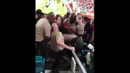 Polícia bate em adepta no momento em que é expulsa de estádio
