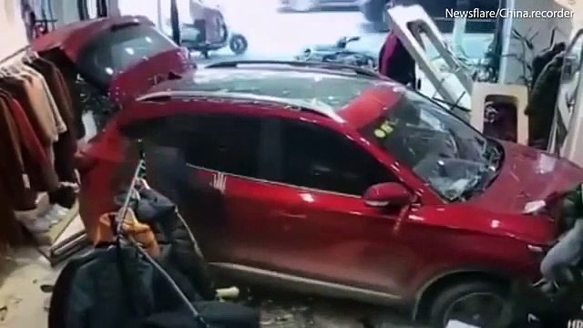 Carro entra por uma loja e quase atinge um dos empregados