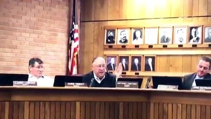 Professora é detida nos EUA por questionar aumento de membro da direção