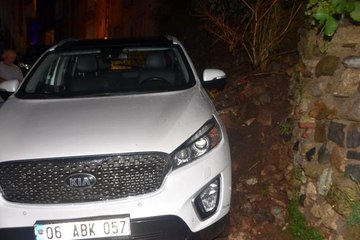 Sinop'ta istinat duvarı çöktü: 1 araç zarar gördü