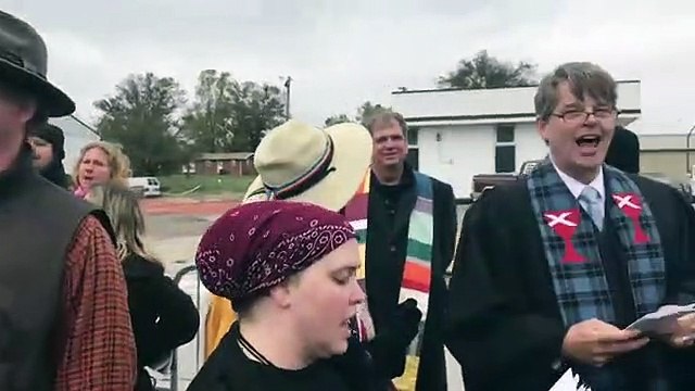 Coro mostra uma forma diferente de responder a supremacistas brancos