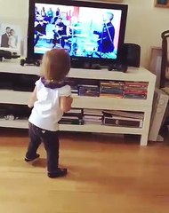 Filha de Cuca Roseta dança ao som da mãe e ‘derrete’ seguidores