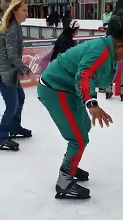 Homem a andar de patins no gelo