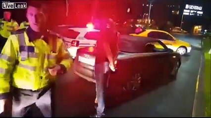 Pontapeou polícia na genitália e acabou incosciente