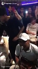 Vídeo: No Japão, Neymar canta música dedicada à namorada